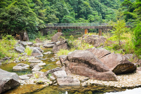 山间桥梁道路