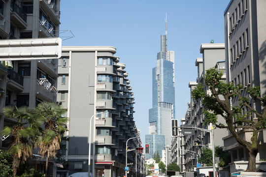 西桥公路口的紫峰大厦