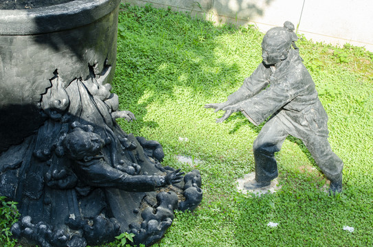 信阳博物馆司马光砸缸雕塑