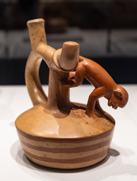 悬尾猴形陶瓶