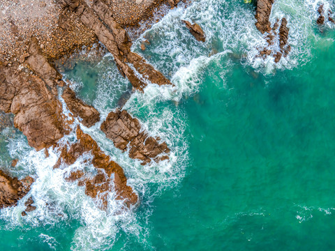 航拍礁石海浪壁纸图