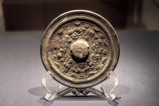 三国时期吴国半圆方枚神兽纹镜