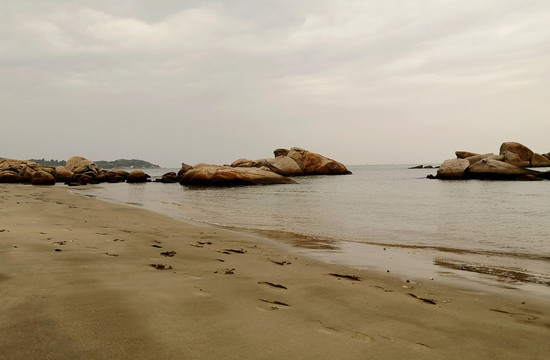海滩海边礁石