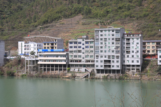 白龙江边的住房