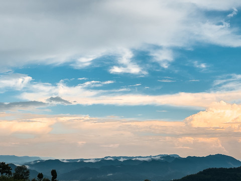 群山蓝天