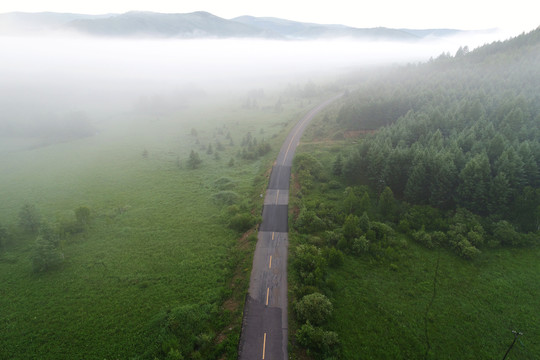 航拍大兴安岭山路晨雾