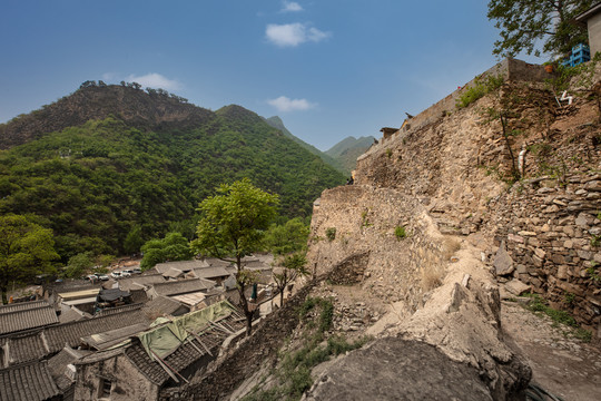 川底下村