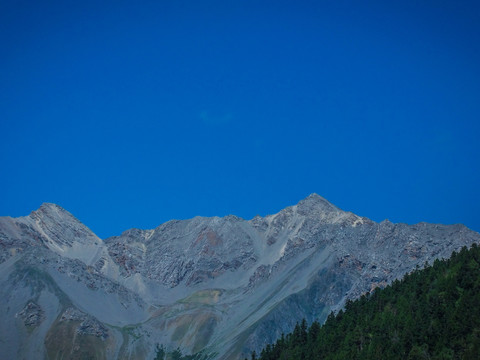 岷山主峰雪宝顶