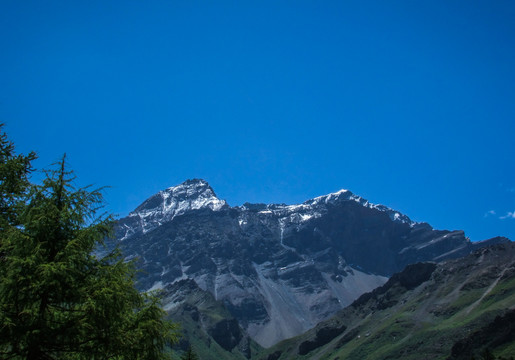 岷山主峰雪宝顶