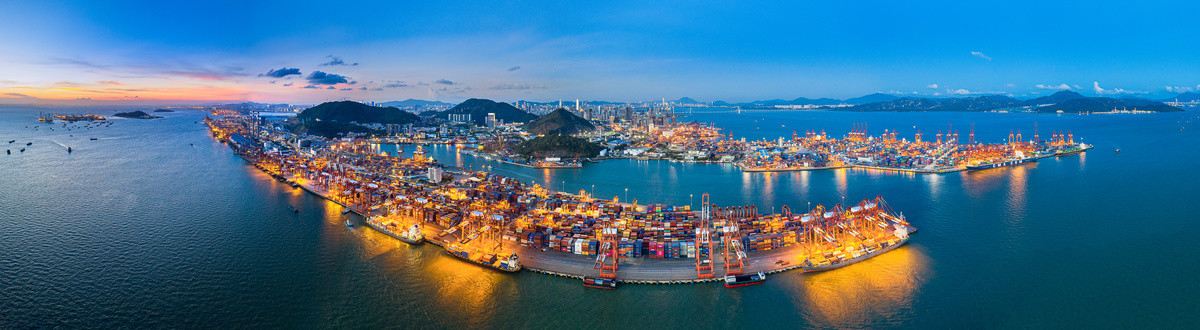 中国深圳市南山区赤湾港航拍夜景