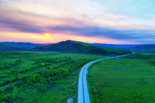 漠河山林公路暮色