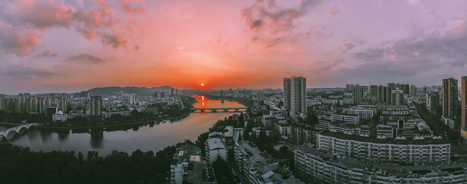 美丽的城市日落宽幅全景