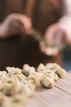 包饺子