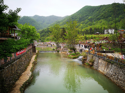 高山河流