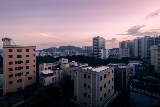 高楼林立的小镇日落