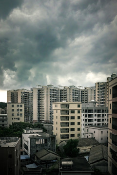 城市里乌云密布的天空