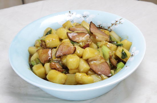 腊肉小白菜烩土豆