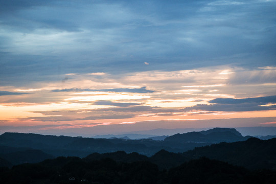 大山彩霞满天