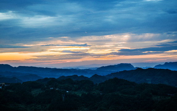 大山彩霞满天