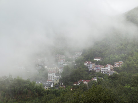 晨雾中的桐庐山村2