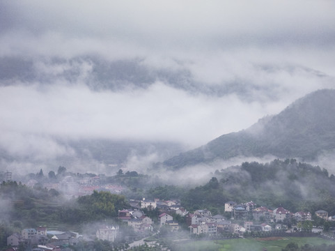 晨雾中的桐庐山村9