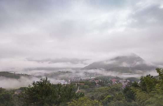 晨雾中的桐庐山村20