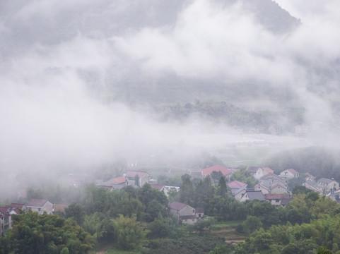 晨雾中的桐庐山村30