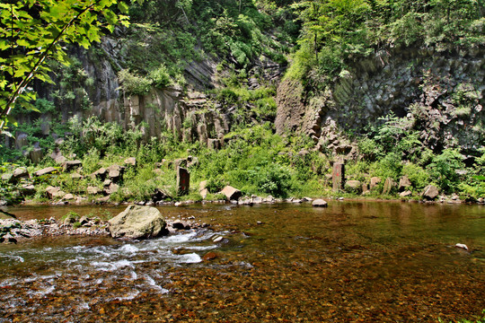 山涧溪水