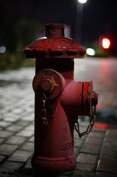 夜晚的消防栓