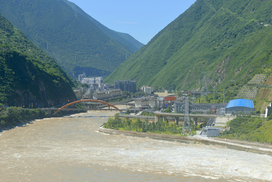 俯瞰四川泸定县城和大渡河