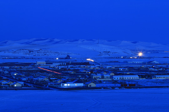 呼伦贝尔雪原村庄雪夜