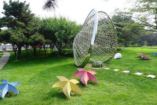 草坪海星贝壳抽象雕塑