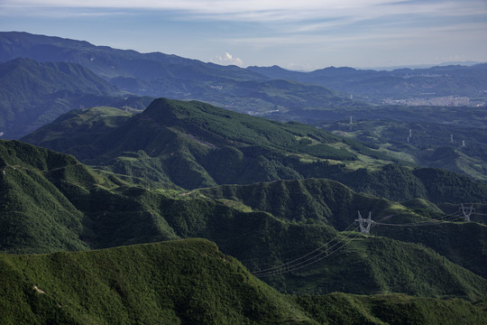 崇山峻岭