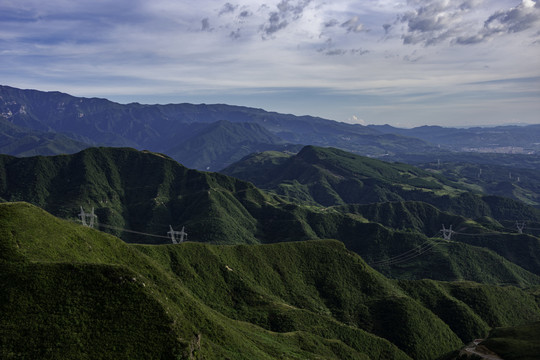 崇山峻岭