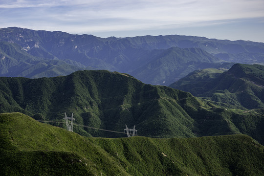 崇山峻岭