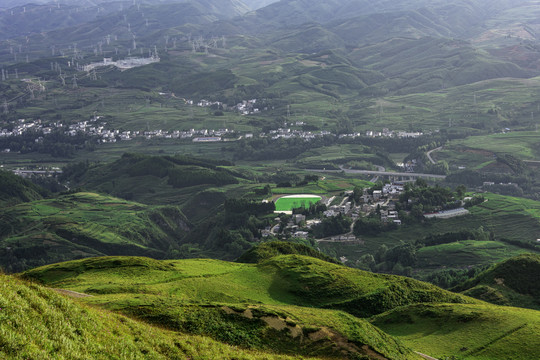 崇山峻岭