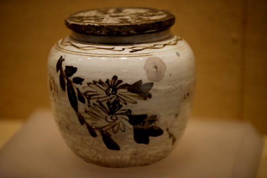 明代磁州窑系菊花纹盖罐