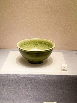 青釉模印菊瓣纹瓷碗