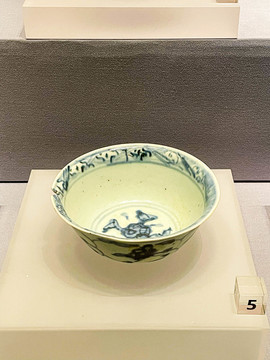 青花花卉纹瓷碗