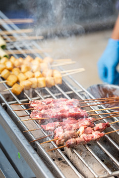 正在炉子上烧烤的肉串