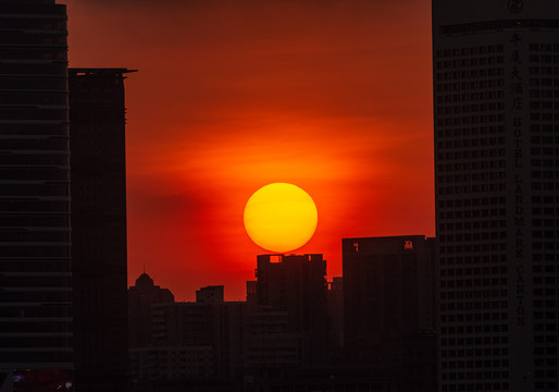 广州秋季太阳西下晚霞