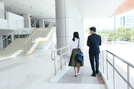 一男一女去见项目的客户。