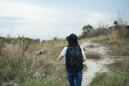 后视图-在大峡谷，年轻的亚泰黑头发旅行家女性。春布里。