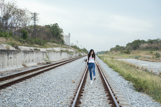 在大峡谷铁路上行走的年轻亚洲-泰国长黑发女旅行者。春布里。