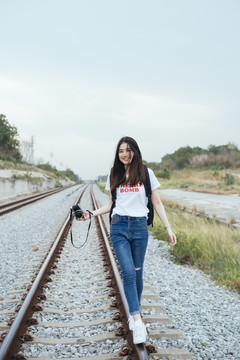 在大峡谷铁路上行走的年轻亚洲-泰国长黑发女旅行者。春布里。