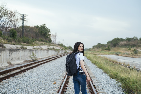 后视图-年轻的亚泰黑头发旅行家妇女行走在大峡谷上。春布里。