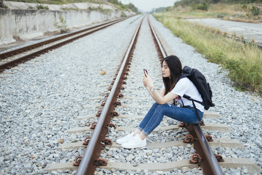 坐在大峡谷铁路上的一位年轻的亚洲-泰国黑头发旅行家妇女。春布里。