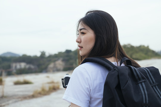 年轻的亚裔泰国长毛黑发旅行者，女背包客，手持相机。科罗拉多大峡谷春布里。