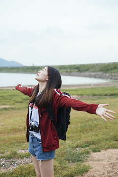 在春武里的乡村湖边，一位年轻的亚裔泰国长发女旅行者。