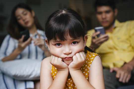在家里被父母忽视的亚洲小女孩。社会成瘾问题。